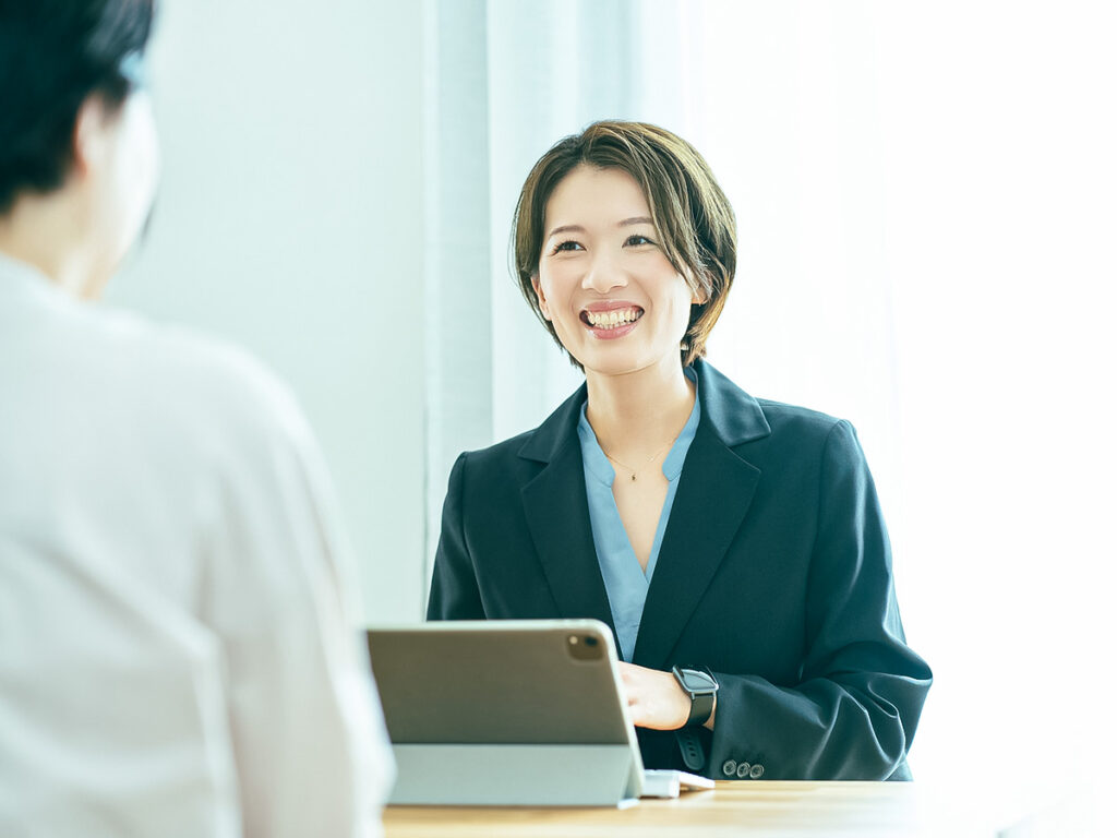 笑顔で対応する女性